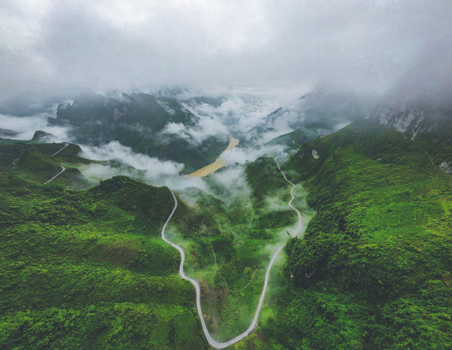 Đèo Mã Pí Lèng trên vòng lặp Hà Giang Đèo Mã Pí Lèng trên vòng lặp Hà Giang