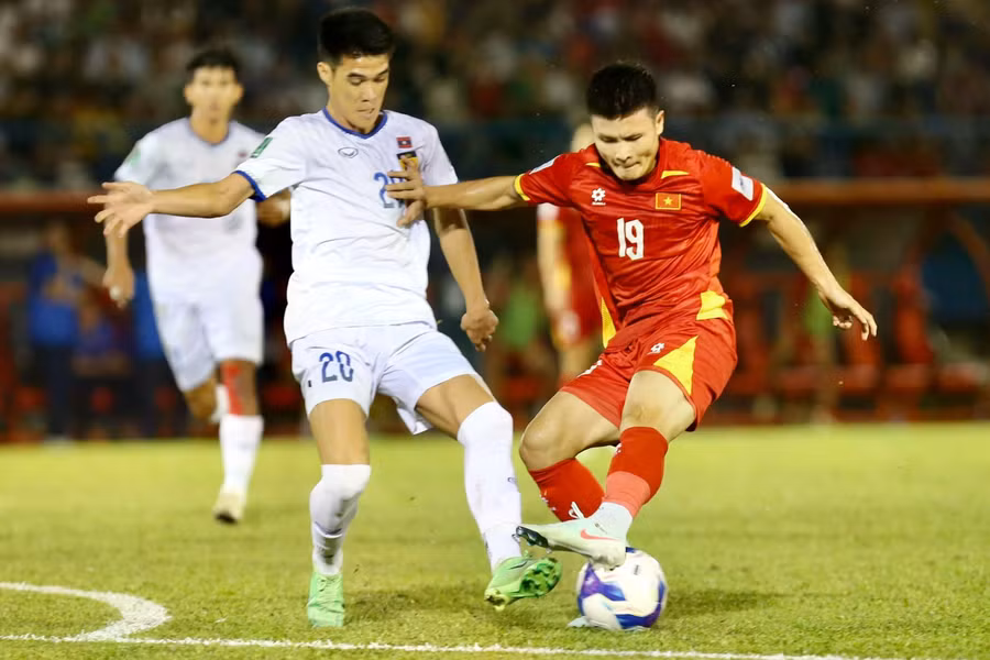 Đội tuyển Việt Nam (phải) có chiến thắng đậm ở trận ra quân vòng loại cuối Asian Cup 2027