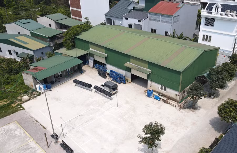 Lãnh đạo phường Trung Đô cho biết, cơ sở sản xuất giá đỗ này trước đây hoạt động tại phường Vinh Tân. Ít tháng trước, cơ sở này đến phường Trung Đô thuê lại một nhà kho trên địa bàn khối 3 để sản xuất giá đỗ.