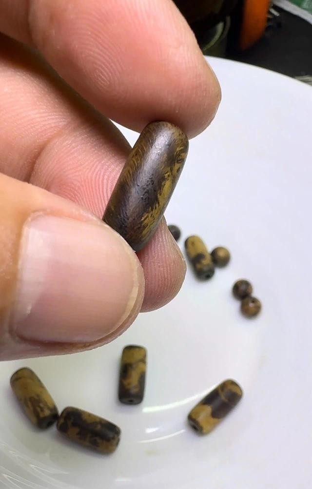 Hạt của một chiếc vòng tay được Đức “Học Trầm” kiểm tra giúp thì phát hiện đó là vòng công nghệ nhưng được bán với giá trầm tự nhiên Hạt của một chiếc vòng tay được Đức “Học Trầm” kiểm tra giúp thì phát hiện đó là vòng công nghệ nhưng được bán với giá trầm tự nhiên