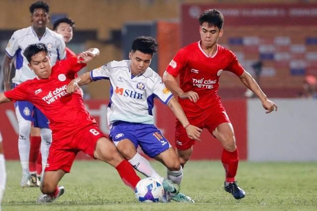 CLB Đà Nẵng (áo trắng) ở thế khó CLB Đà Nẵng (áo trắng) ở thế khó