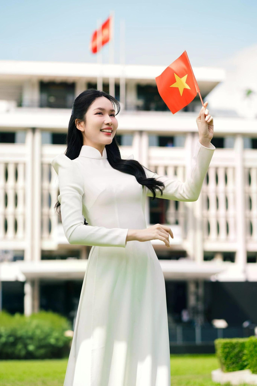 Gây chú ý với khoảnh khắc diện áo dài, tay cầm cờ đỏ sao vàng trước Dinh Độc Lập, Á hậu Phạm Ngọc Phương Anh bày tỏ niềm tự hào khi là người Việt Nam. Đồng thời người đẹp 9X bày tỏ lòng biết ơn đối với những anh hùng đã chiến đấu để bảo vệ nền hòa bình của đất nước
