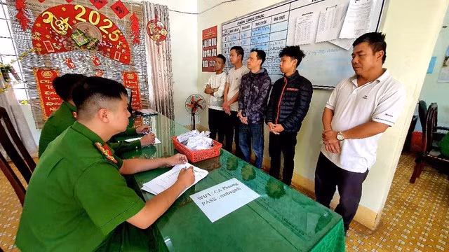 Cơ quan công an tạm giữ hình sự 5 đối tượng đánh bạc giữa hoa viên