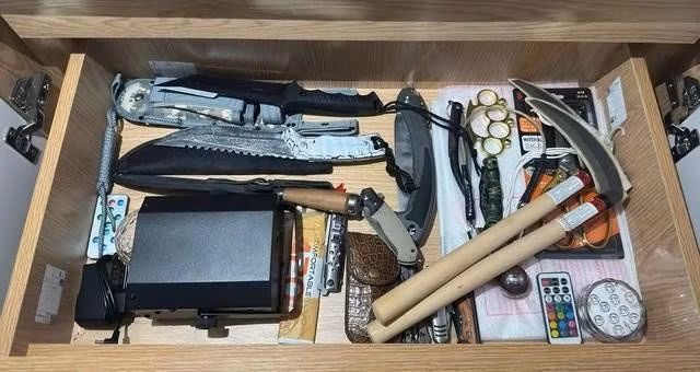 Bị can Ngọc Anh giấu hung khí trong các tủ tại căn hộ