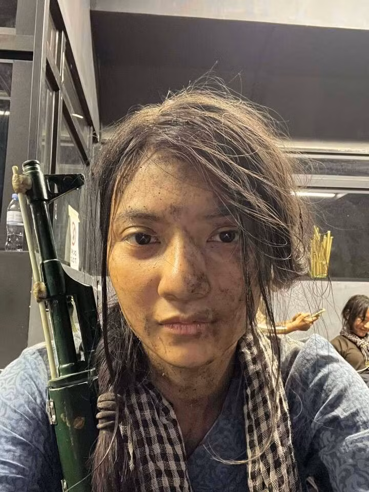 Dù vai diễn không nặng về hành động hay tâm lý, Ba Hiếu vẫn là điểm tựa cảm xúc, người giữ lửa, kết nối những mảnh đời trong địa đạo.