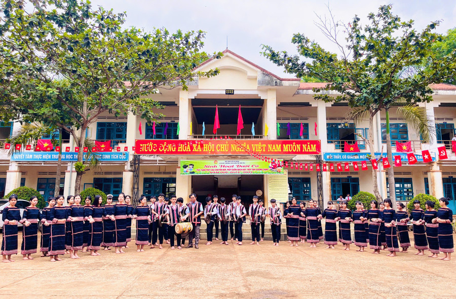 Thầy Ksor Dĩ (giáo viên Trường THCS Dân tộc nội trú huyện Ia Grai) phát triển cồng chiêng trong trường học. Ảnh: T.D thay-ksor-di-giao-vien-truong-thcs-dan-toc-noi-tru-huyen-ia-grai-phat-trien-cong-chieng-trong-truong-hocanh-td.jpg