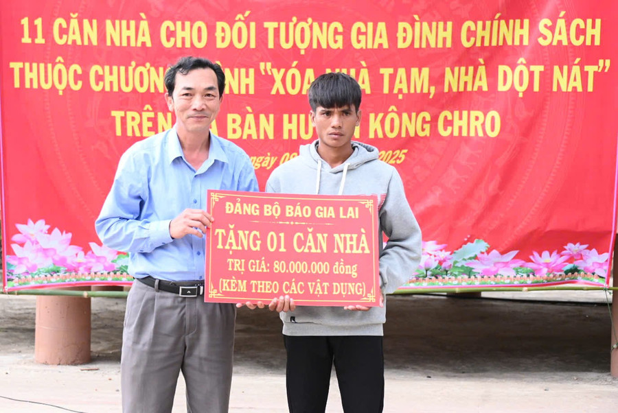 Đồng chí Lương Văn Danh-Phó Tổng Biên tập Báo Gia Lai trao bản tượng trưng cho hộ gia đình anh Đinh Ngoan ở tổ dân phố Plei Pyang, thị trấn Kông Chro. Ảnh: Đ.T z6581635035061-ee8d40618c7eddade40b7660a80c850f.jpg