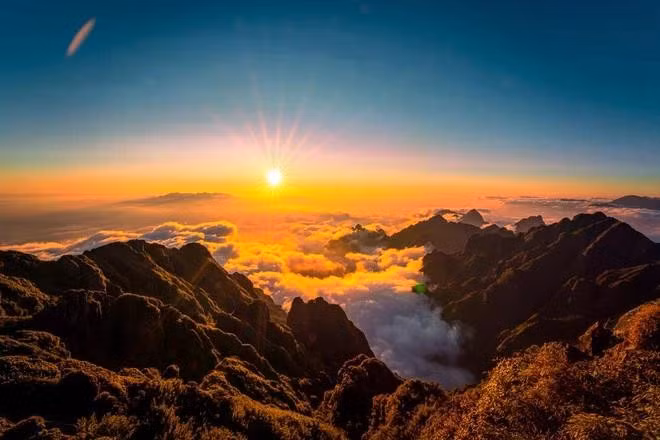 Từ trên đỉnh, mọi người dễ dàng ngắm nhìn được những cảnh tượng ngoạn mục của một nơi được xem là điểm giao nhau giữa đất và trời. Đó là những chóp núi của dãy Hoàng Liên Sơn nhấp nhô ẩn mình trong mây trắng cuồn cuộn chảy và trải dài đến vô tận. Vừa hùng vĩ, vừa lãng mạn, đẹp đến nghẹt thở