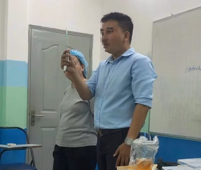 Ông B. dạy cách tiêm filler vào da mặt mẫu. Ảnh chụp ngày 4.9Ảnh: Du Yên