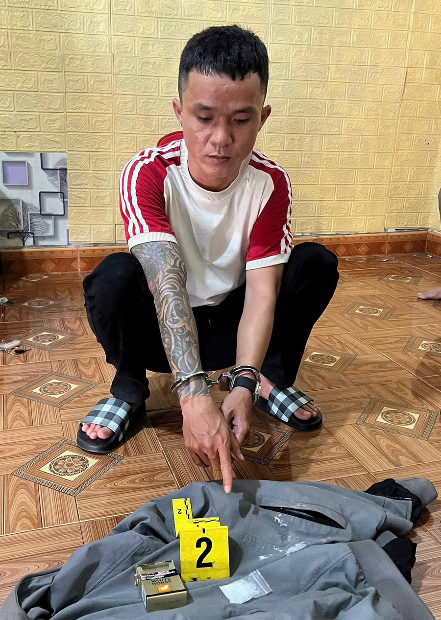 Đối tượng Hoàng Thanh Văn cùng số ma túy bị bắt giữ. Ảnh: Văn Tú doi-tuong-hoang-thanh-van-cung-so-ma-tuy-bi-bat-giu-anh-van-tu.jpg