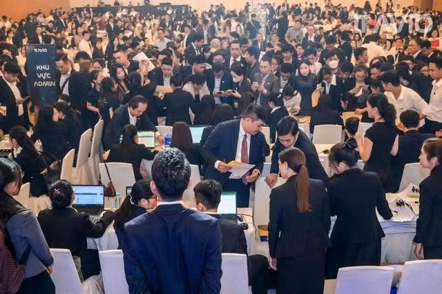 Các sàn giao dịch bất động sản trở lại nhộn nhịp sau thời gian đóng băng