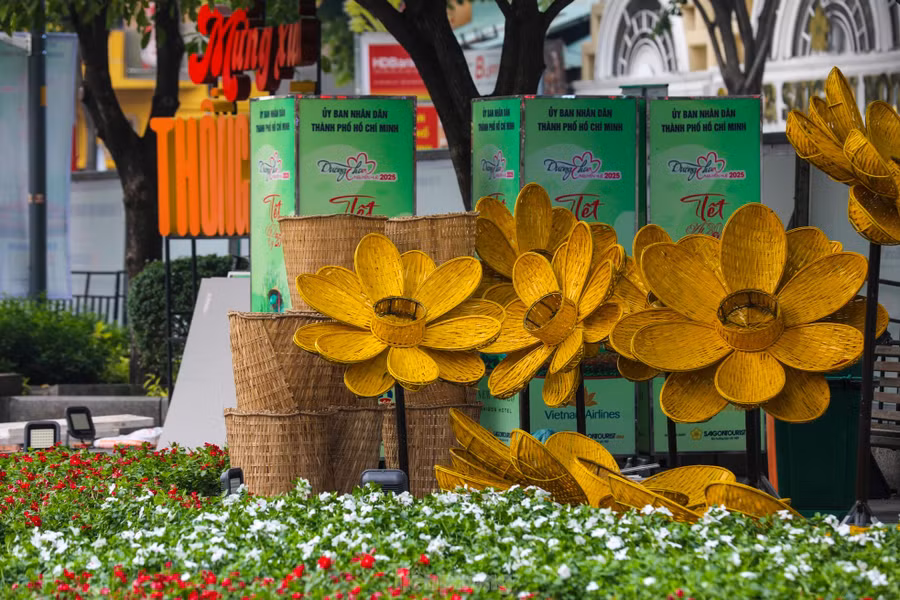 Năm nay, đường hoa Nguyễn Huệ tết 2025 bước sang tuổi 22, được xem như biểu trưng văn hóa ngày Tết ở TPHCM.