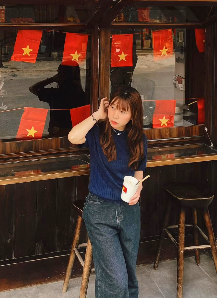 Gen Z đến những quán cà phê để lưu lại hình ảnh, lan tỏa tinh thần yêu nước. Ảnh: Nguyệt Nga