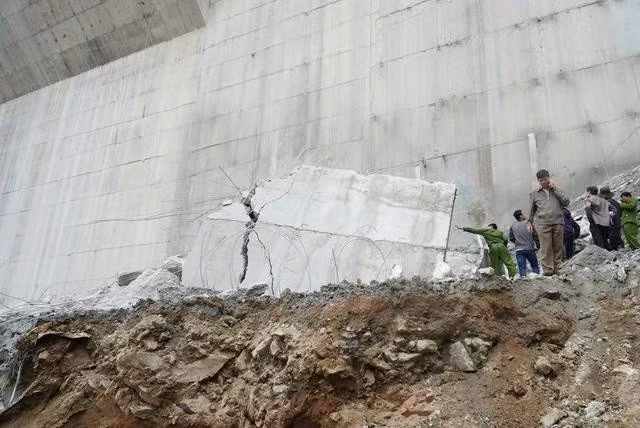 Tảng bê tông vỡ toác, gãy vụn sau khi rơi xuống từ độ cao hàng chục mét