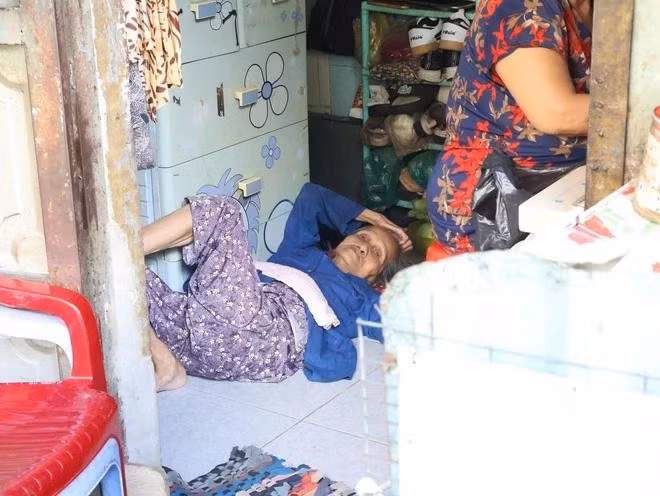 Bà Hoàng cùng mẹ già sống vui vẻ trong căn nhà nhỏ