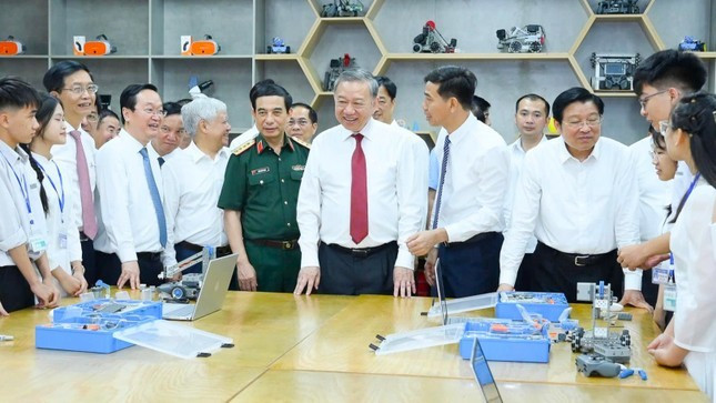 Tổng Bí thư Tô Lâm và đoàn công tác thăm phòng học Stem Tổng Bí thư Tô Lâm và đoàn công tác thăm phòng học Stem