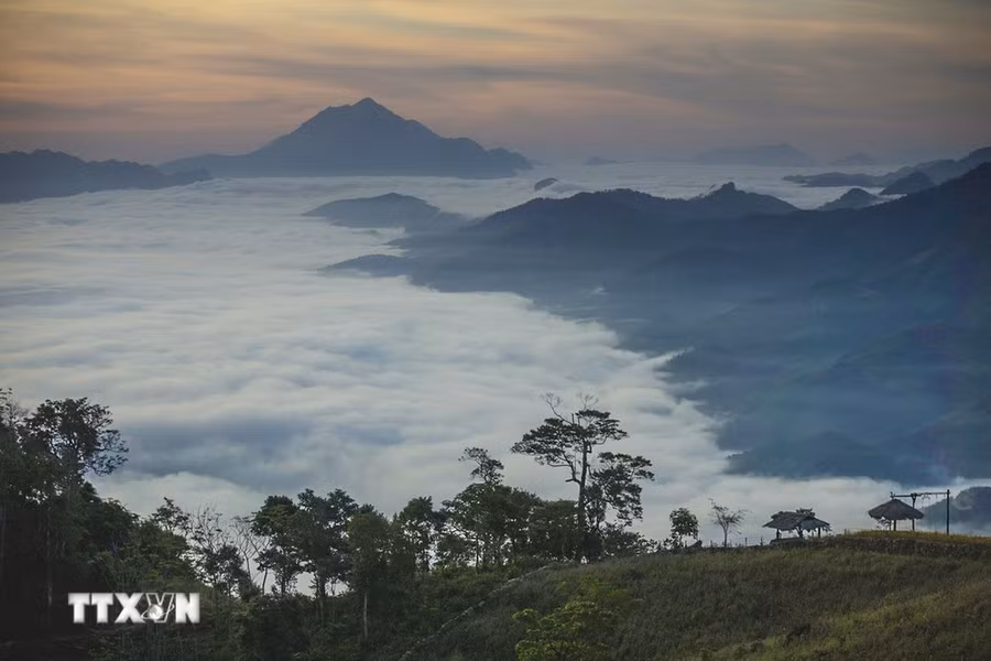 Những biển mây cuồn cuộn xuất hiện vào mỗi buổi sớm mai tại Cổng Trời, khu Pà Khôm đi Thung Mài, Thung Mặn. (Ảnh: Trọng Đạt-TTXVN)