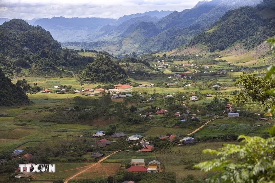 Xóm Thung Mặn xã Hang Kia (Mai Châu, Hòa Bình) với khung cảnh xanh mát, bình yên. (Ảnh: Trọng Đạt-TTXVN)