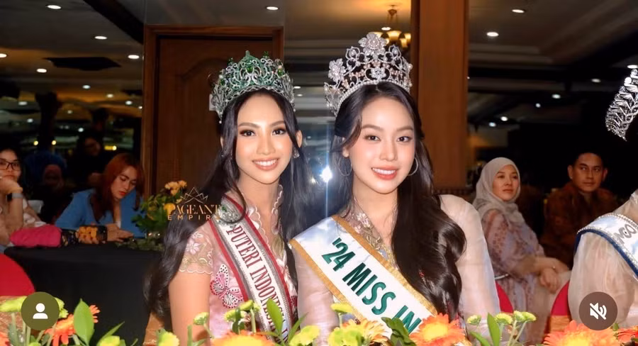 Thanh Thủy chụp ảnh bên Sophie Kiara - Á hậu 4 Hoa hậu Quốc tế 2024. Cô chia sẻ cảm xúc vui mừng, hào hứng khi gặp lại bạn cùng thi ở Hoa hậu Quốc tế 2024 tại Nhật Bản.