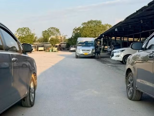 Bãi giữ xe ở cửa khẩu Mỹ Quý Tây, Long An