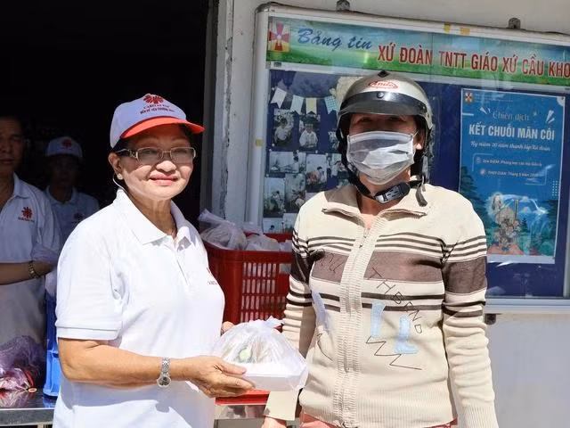 Chị Hồng Cưng vừa đi bán vé số, vừa tranh thủ đến nhà thờ nhận cơm