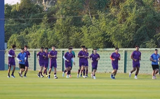 Đội tuyển Việt Nam bước vào tập luyện để quen với khí hậu và điều kiện thi đấu tại Thái Lan