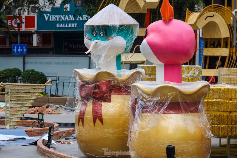 Đường hoa năm nay có khoảng 90 tạo hình linh vật rắn được thể hiện với đa dạng sắc thái và hình dáng, đa phần tập trung sau cổng chào đường hoa.