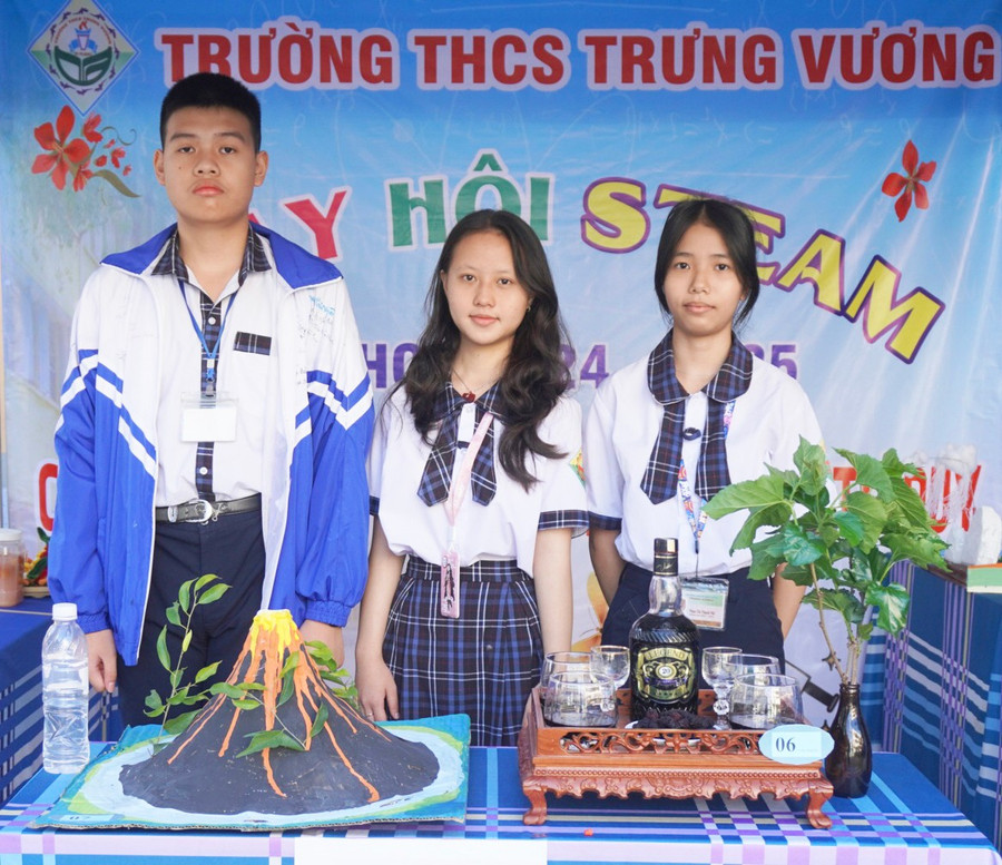 Các em học sinh lớp 9.6 với mô hình Núi lửa phun trào và Dâu hồng tửu. Ảnh: C.H cac-em-hoc-sinh-lop-96-voi-mo-hinh-nui-lua-phun-trao-va-dau-hong-tuu-anh-chu-hang.jpg
