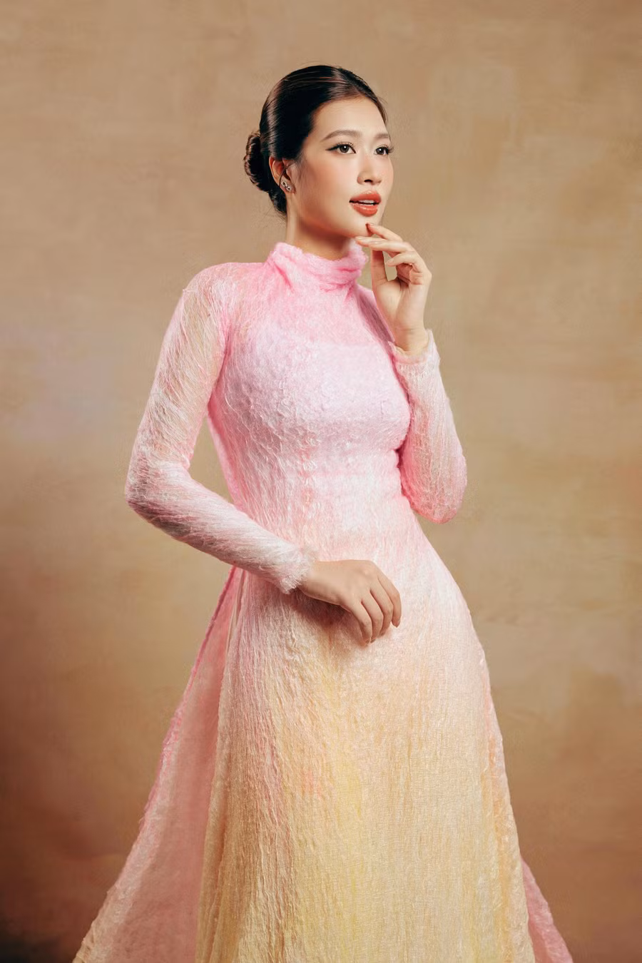 Trong bộ sưu tập Kiếp tằm, vàng son và khát vọng, Hoa hậu Đoàn Thiên Ân khoe nhan sắc ngọt ngào và thần thái sang trọng. Trong năm 2026, Hoa hậu Hòa bình Việt Nam 2022 cũng trở lại "đường đua" phim ảnh với vai chính trong tác phẩm Hẹn em ngày nhật thực