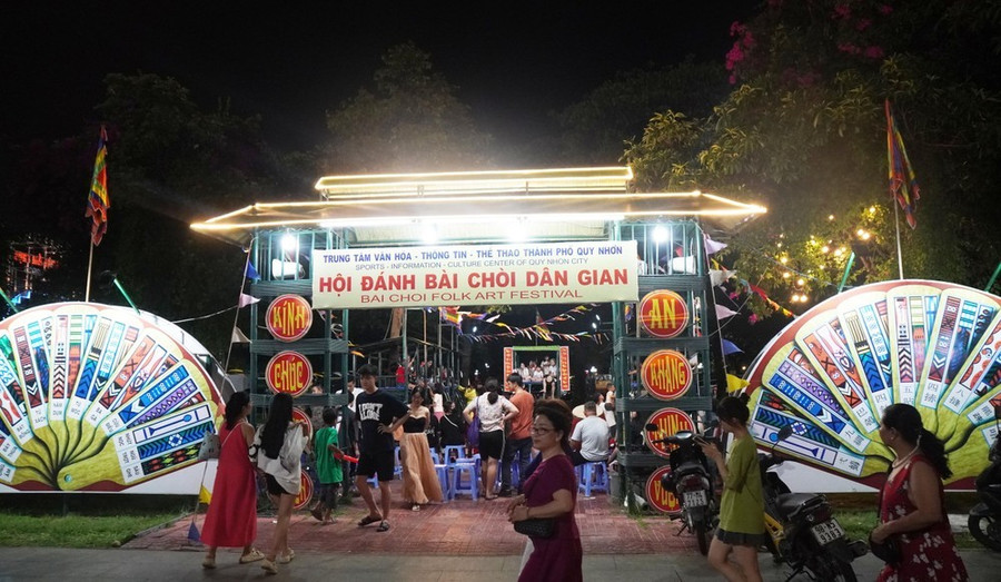 Hội bài chòi thu hút nhiều người dân, du khách tham gia tại lễ hội Hội bài chòi thu hút nhiều người dân, du khách tham gia tại lễ hội