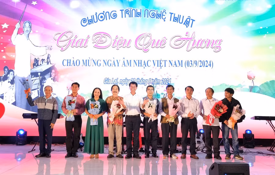 hoi-vien-chi-hoi-nhac-si-viet-nam-tinh-tai-chuong-trinh-chao-mung-ngay-am-nhac-viet-nam-nam-2024-anh-hoang-ngoc.jpg
