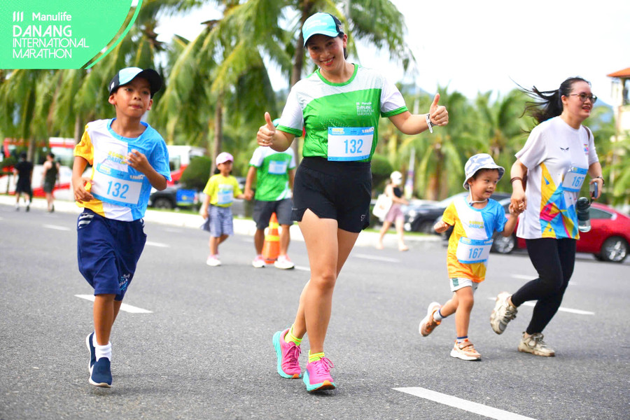 Chị Phạm Thị Minh Hiếu và con trai Lê Nam Phong cùng tham gia một giải chạy. Là thành viên Câu lạc bộ Gia Lai Marathon, chị Hiếu rất chuộng loại hình du lịch thể thao. Ảnh: NCVV 2.jpg