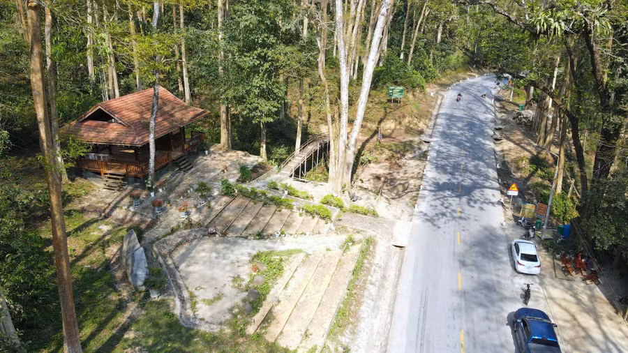 Xuyên qua khu rừng săng lẻ là tuyến quốc lộ 7 kết nối từ quốc lộ 1A đi các huyện Anh Sơn, Con Cuông, Tương Dương, Kỳ Sơn.