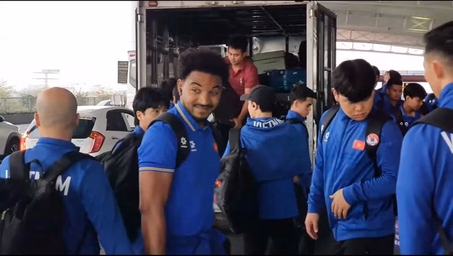 Nguyễn Xuân Son cùng đội tuyển tại sân bay Nội Bài