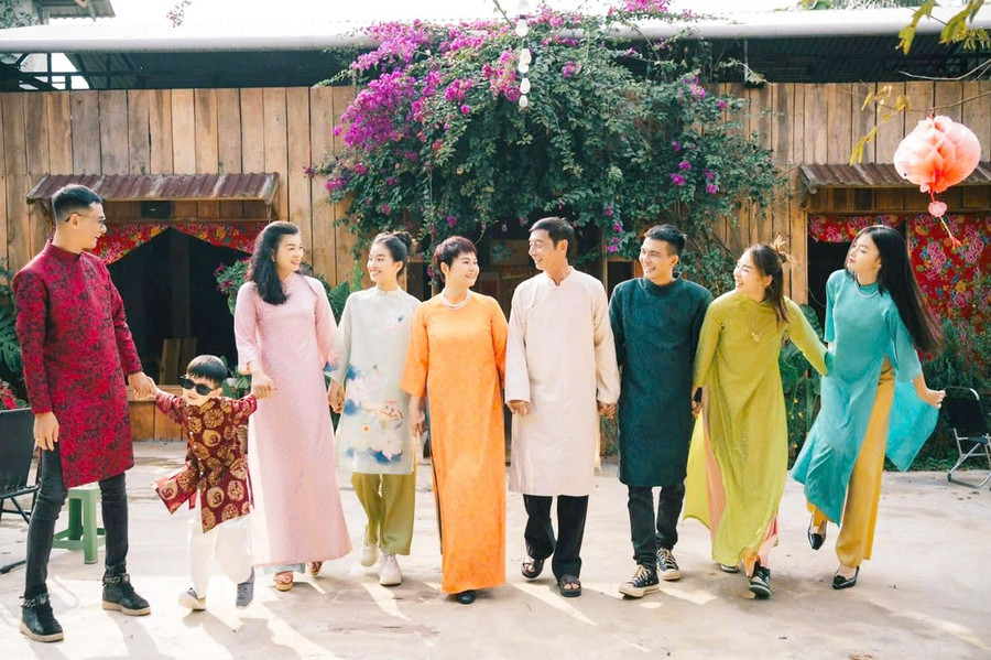 Vợ chồng nghệ sĩ Hà Quang Minh-Vằn Kắm Làn (giữa) cùng các con-thế hệ thứ 4 làm âm nhạc trong gia đình. Ảnh: NVCC vo-chong-nghe-si-ha-quang-minh-van-kam-lan-giua-cung-cac-con-the-he-thu-4-lam-am-nhac-trong-gia-dinh-anh-nvcc.jpg