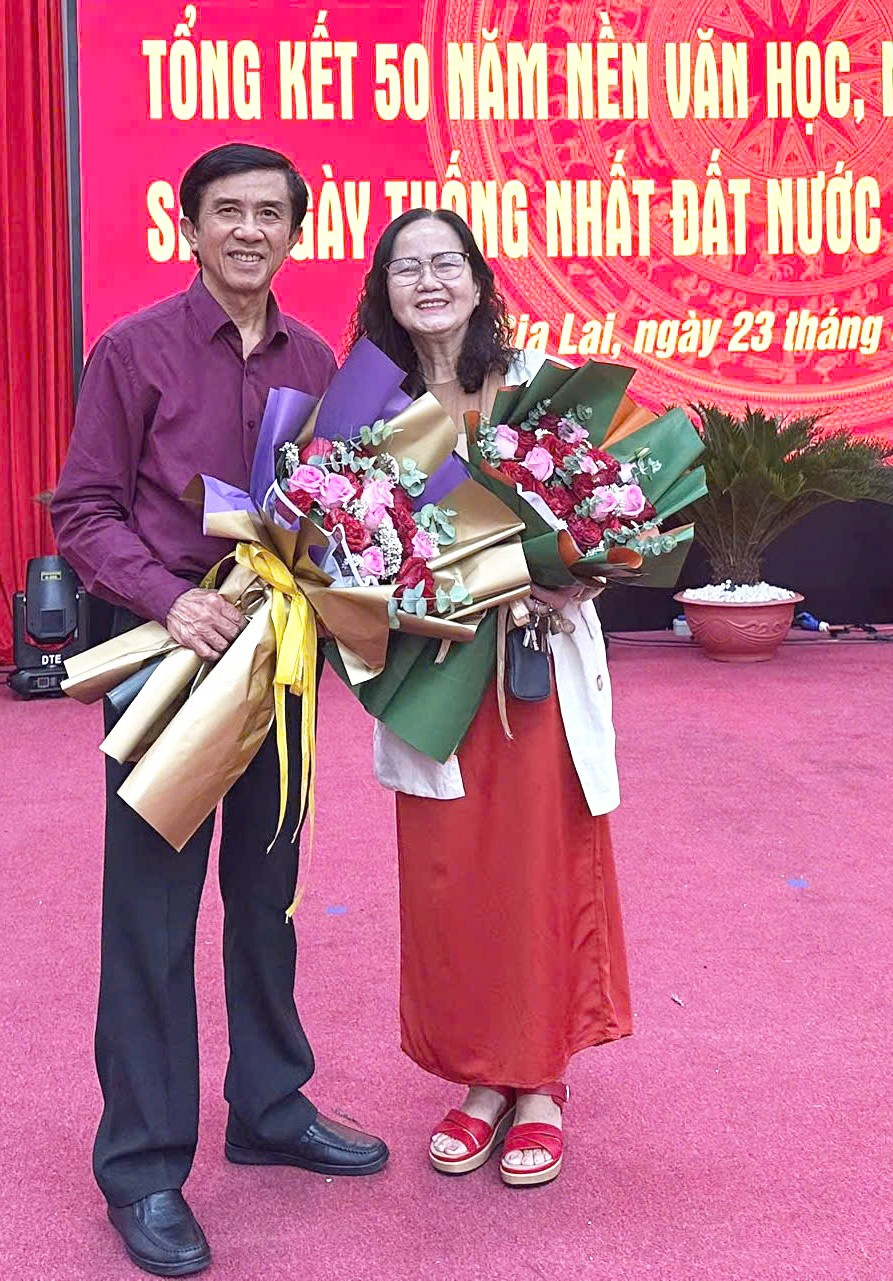 Vợ chồng nghệ sĩ Trần Phong-Hồ Thị Xuân Thu có 40 năm đóng góp trong hành trình 50 năm phát triển của nền văn học nghệ thuật tỉnh nhà sau giải phóng. Ảnh: P.D vo-chong-nghe-si-tran-phong-ho-thi-xuan-thu-co-40-nam-dong-gop-trong-hanh-trinh-50-nam-phat-trien-cua-nen-van-hoc-nghe-thuat-tinh-nha-sau-giai-phong.jpg