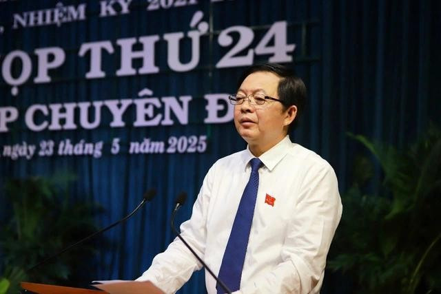 Ông Hồ Quốc Dũng, Bí thư Tỉnh ủy, Chủ tịch HĐND tỉnh Bình Định, phát biểu tại kỳ họp Ông Hồ Quốc Dũng, Bí thư Tỉnh ủy, Chủ tịch HĐND tỉnh Bình Định, phát biểu tại kỳ họp