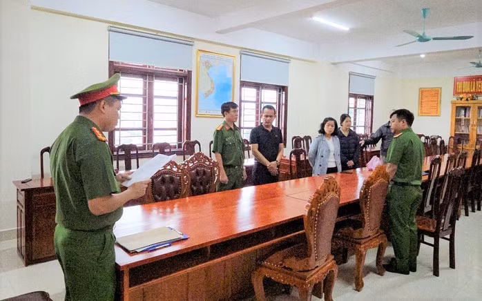 Cơ quan Cảnh sát điều tra Công an tỉnh Lâm Đồng tống đạt các quyết định khởi tố và đọc lệnh bắt tạm giam đối với ông Lê Văn Thanh (áo đen).