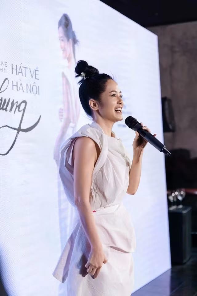 Thị trường hiện rất sôi động với loạt liveshow sắp diễn ra của các ca sĩ: Uyên Linh, Vũ., Hồng Nhung...