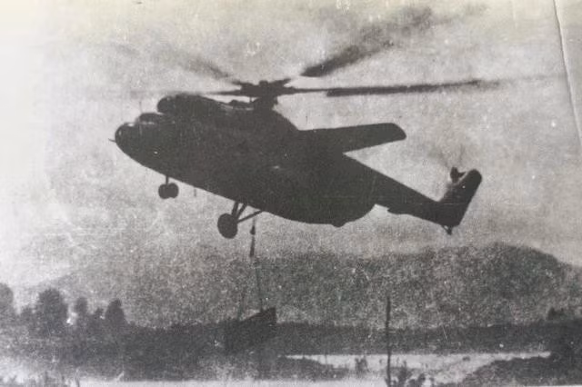 Trực thăng Mi-6 cẩu thiết bị hàn khẩu đê Nhất Trai (Lương Tài, Bắc Ninh) trong mùa lụt 1971