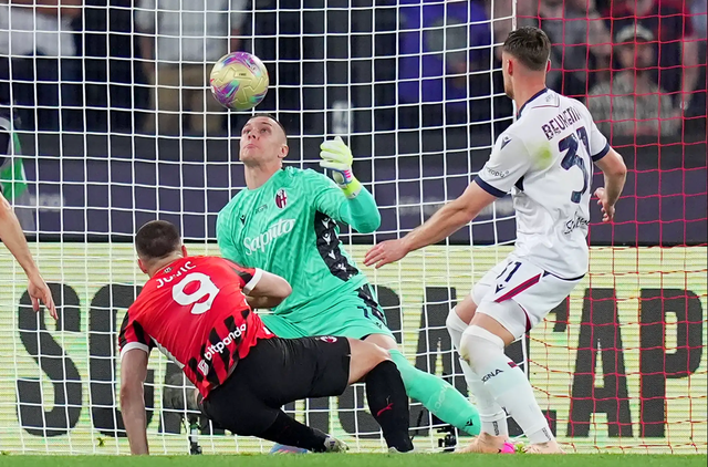 Luka Jovic trong pha tấn công trước khung thành Bologna Luka Jovic trong pha tấn công trước khung thành Bologna