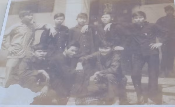 Anh hùng Ngô Tùng Chinh (hàng đứng, thứ hai từ trái qua) cùng những người bạn chiến đấu trong nhà lao thiếu nhi Đà Lạt.