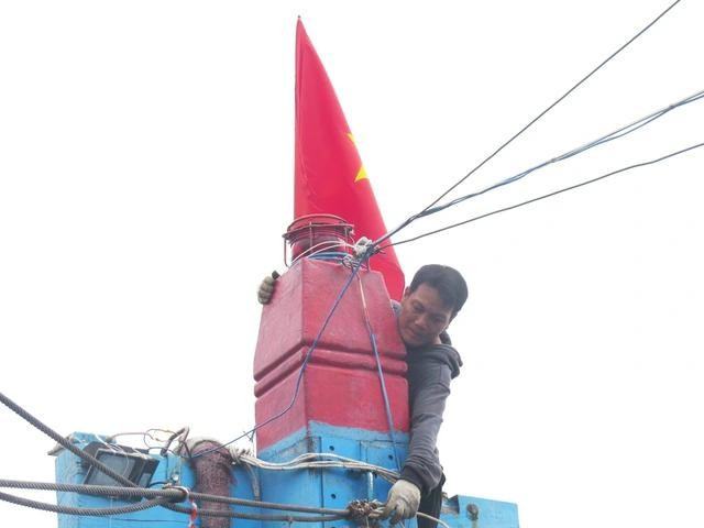 Ngư dân Ngô Tấn Lộc từng được cứu giúp và cũng nhiều lần giúp đỡ ngư dân khác trên biển Ngư dân Ngô Tấn Lộc từng được cứu giúp và cũng nhiều lần giúp đỡ ngư dân khác trên biển