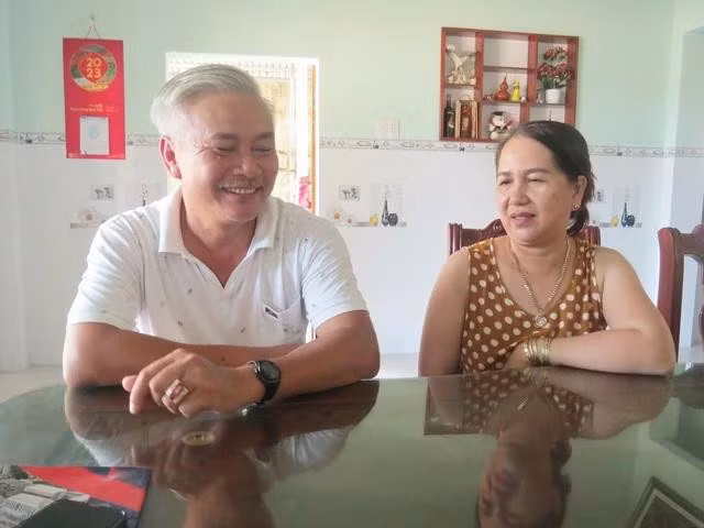 Ngư dân Trần Văn Kiểng (trái) kể chuyện nghĩa tình trên biển