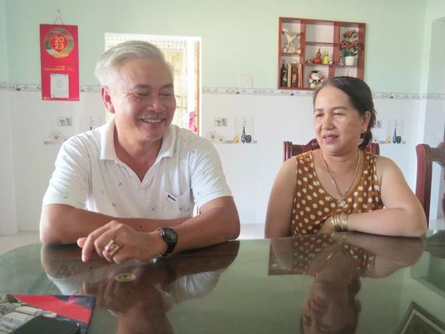 Ngư dân Trần Văn Kiểng (trái) kể chuyện nghĩa tình trên biển Ngư dân Trần Văn Kiểng (trái) kể chuyện nghĩa tình trên biển