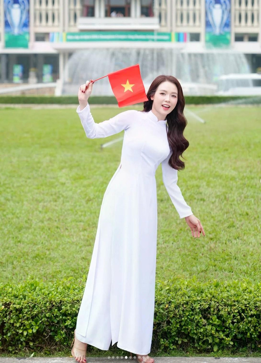 Diễn viên Sam cũng hòa vào không khí tự hào của người dân cả nước, hướng đến dịp 30.4. Cô đăng tải loạt ảnh diện áo dài trắng, chụp cùng các con trước Dinh Độc Lập