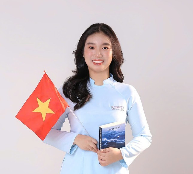 Em Phạm Đoàn Minh Khuê, nữ sinh giành giải Nhất cuộc thi viết thư UPU lần thứ 54. Em Phạm Đoàn Minh Khuê, nữ sinh giành giải Nhất cuộc thi viết thư UPU lần thứ 54.