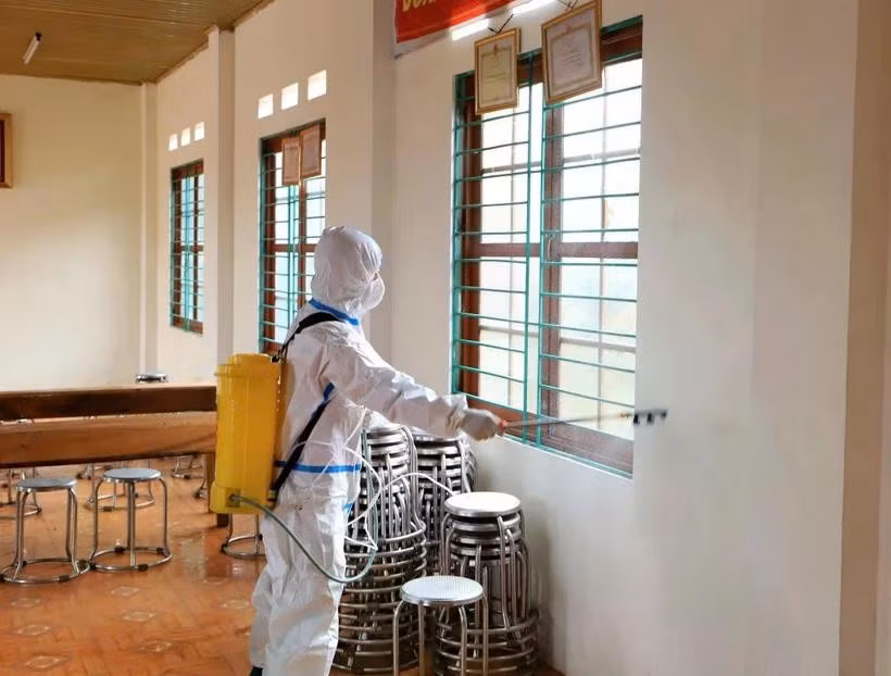 Phun khử khuẩn phòng chống bệnh sởi. (Ảnh: TTXVN/Vietnam+)