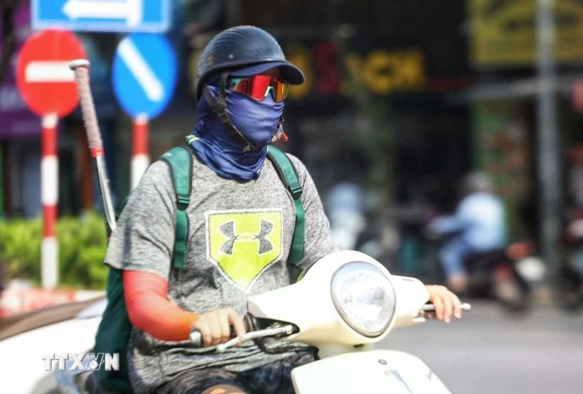 Người dân ra đường ngày nắng nóng thường bịt kín để đảm bảo sức khỏe. (Ảnh: Thu Phương/TTXVN phát) Người dân ra đường ngày nắng nóng thường bịt kín để đảm bảo sức khỏe. (Ảnh: Thu Phương/TTXVN phát)