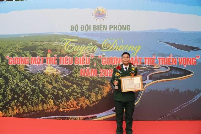 Trung úy Bùi Thái Trung là một trong 20 gương mặt trẻ tiêu biểu, triển vọng năm 2024 được Bộ Tư lệnh Bộ đội Biên phòng tuyên dương Trung úy Bùi Thái Trung là một trong 20 gương mặt trẻ tiêu biểu, triển vọng năm 2024 được Bộ Tư lệnh Bộ đội Biên phòng tuyên dương